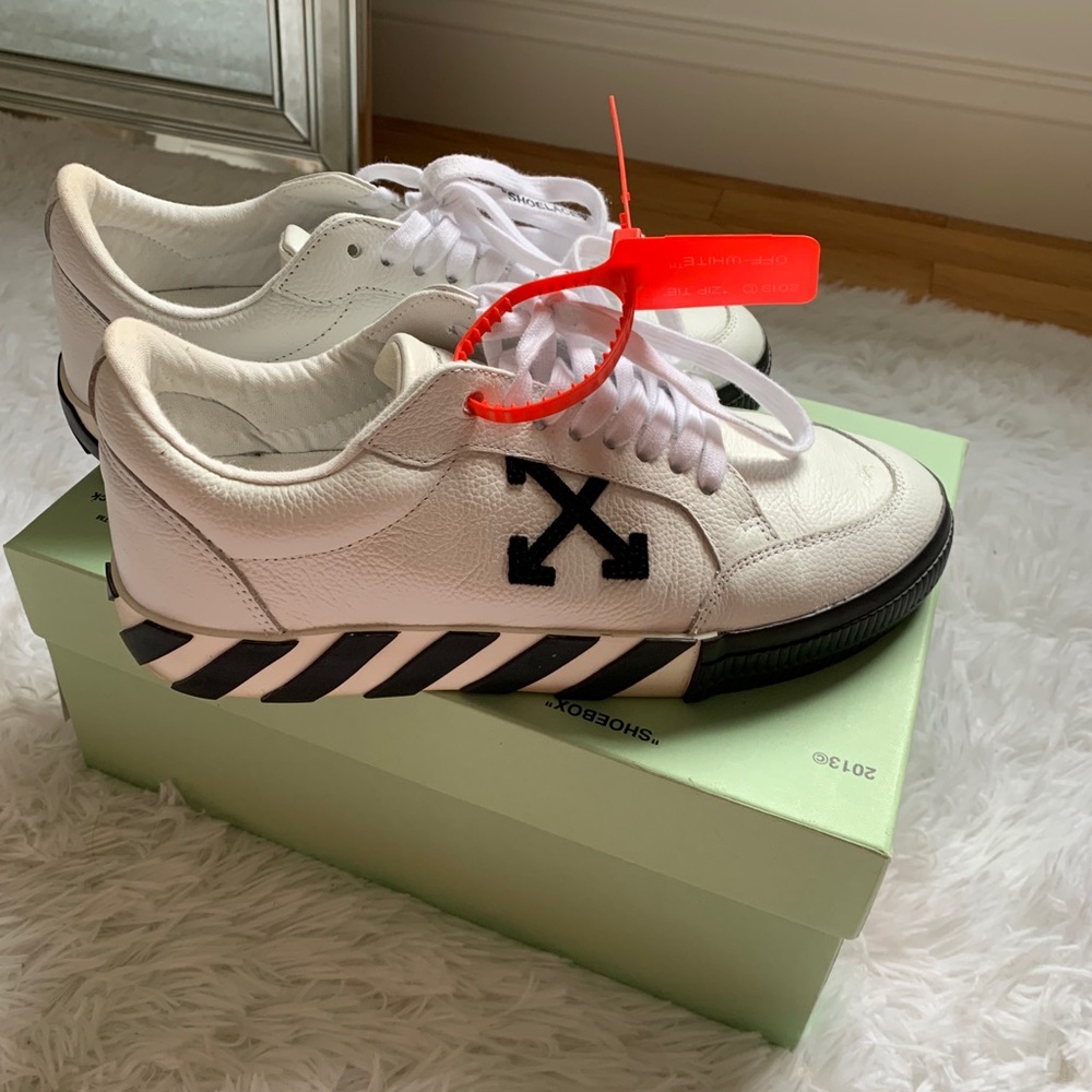 Off-White Arrow Low Vulcanized Sneakers